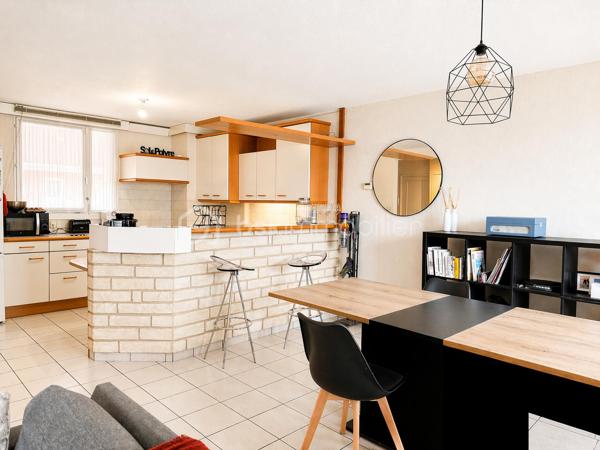 BSK Immobilier vous propose – Appartement T4 en duplex  – Voreppe

Situé sur la commune de Voreppe, cet appartement de type T4 en duplex, au 3ᵉ étage sans ascenseur, développe une surface de 78,46 m² et offre un cadre de vie agréable et fonctionnel, avec une belle exposition plein sud.

Description du bien :

Au rez-de-chaussée :

Hall d’entrée avec placard de rangement
WC indépendant avec lave-mains
Cellier aménagé faisant office de buanderie
Belle pièce de vie lumineuse de 36,45 m² avec cuisine équipée (éléments hauts et bas, plaques de cuisson) et accès à un balcon

À l’étage :

Dressing
Deux chambres avec parquet (10,36 m² et 10,20 m²)
Salle de bains avec baignoire, vasque et WC

Prestations :

Chauffage individuel au gaz (chaudière)
Menuiseries bois
Persiennes PVC
Accès sécurisé avec digicode
Garage en sus 17 000 €

Charges :

Eau froide comprise
Entretien des VMC inclus

Informations complémentaires :

Taxe foncière : 1 498 €

Appartement lumineux et bien agencé, idéal pour une famille ou un couple recherchant confort et tranquillité.