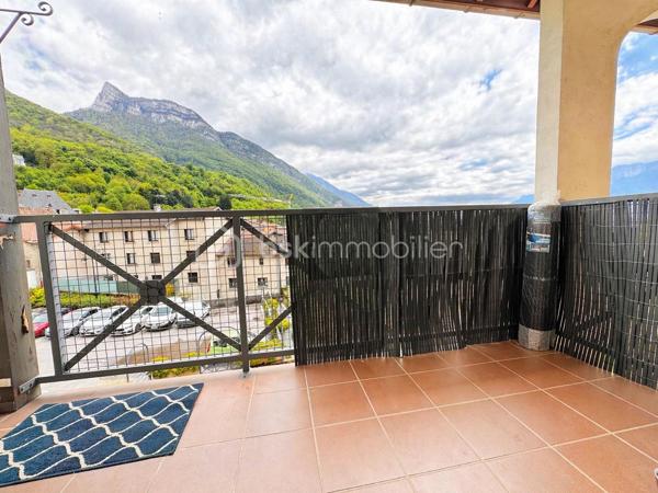 BSK Immobilier vous propose – Appartement T4 en duplex  – Voreppe

Situé sur la commune de Voreppe, cet appartement de type T4 en duplex, au 3ᵉ étage sans ascenseur, développe une surface de 78,46 m² et offre un cadre de vie agréable et fonctionnel, avec une belle exposition plein sud.

Description du bien :

Au rez-de-chaussée :

Hall d’entrée avec placard de rangement
WC indépendant avec lave-mains
Cellier aménagé faisant office de buanderie
Belle pièce de vie lumineuse de 36,45 m² avec cuisine équipée (éléments hauts et bas, plaques de cuisson) et accès à un balcon

À l’étage :

Dressing
Deux chambres avec parquet (10,36 m² et 10,20 m²)
Salle de bains avec baignoire, vasque et WC

Prestations :

Chauffage individuel au gaz (chaudière)
Menuiseries bois
Persiennes PVC
Accès sécurisé avec digicode
Garage en sus 17 000 €

Charges :

Eau froide comprise
Entretien des VMC inclus

Informations complémentaires :

Taxe foncière : 1 498 €

Appartement lumineux et bien agencé, idéal pour une famille ou un couple recherchant confort et tranquillité.