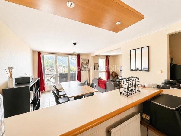 BSK Immobilier vous propose – Appartement T4 en duplex  – Voreppe

Situé sur la commune de Voreppe, cet appartement de type T4 en duplex, au 3ᵉ étage sans ascenseur, développe une surface de 78,46 m² et offre un cadre de vie agréable et fonctionnel, avec une belle exposition plein sud.

Description du bien :

Au rez-de-chaussée :

Hall d’entrée avec placard de rangement
WC indépendant avec lave-mains
Cellier aménagé faisant office de buanderie
Belle pièce de vie lumineuse de 36,45 m² avec cuisine équipée (éléments hauts et bas, plaques de cuisson) et accès à un balcon

À l’étage :

Dressing
Deux chambres avec parquet (10,36 m² et 10,20 m²)
Salle de bains avec baignoire, vasque et WC

Prestations :

Chauffage individuel au gaz (chaudière)
Menuiseries bois
Persiennes PVC
Accès sécurisé avec digicode
Garage en sus 17 000 €

Charges :

Eau froide comprise
Entretien des VMC inclus

Informations complémentaires :

Taxe foncière : 1 498 €

Appartement lumineux et bien agencé, idéal pour une famille ou un couple recherchant confort et tranquillité.