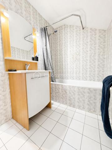 BSK Immobilier vous propose – Appartement T4 en duplex  – Voreppe

Situé sur la commune de Voreppe, cet appartement de type T4 en duplex, au 3ᵉ étage sans ascenseur, développe une surface de 78,46 m² et offre un cadre de vie agréable et fonctionnel, avec une belle exposition plein sud.

Description du bien :

Au rez-de-chaussée :

Hall d’entrée avec placard de rangement
WC indépendant avec lave-mains
Cellier aménagé faisant office de buanderie
Belle pièce de vie lumineuse de 36,45 m² avec cuisine équipée (éléments hauts et bas, plaques de cuisson) et accès à un balcon

À l’étage :

Dressing
Deux chambres avec parquet (10,36 m² et 10,20 m²)
Salle de bains avec baignoire, vasque et WC

Prestations :

Chauffage individuel au gaz (chaudière)
Menuiseries bois
Persiennes PVC
Accès sécurisé avec digicode
Garage en sus 17 000 €

Charges :

Eau froide comprise
Entretien des VMC inclus

Informations complémentaires :

Taxe foncière : 1 498 €

Appartement lumineux et bien agencé, idéal pour une famille ou un couple recherchant confort et tranquillité.