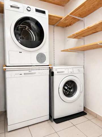 BSK Immobilier vous propose – Appartement T4 en duplex  – Voreppe

Situé sur la commune de Voreppe, cet appartement de type T4 en duplex, au 3ᵉ étage sans ascenseur, développe une surface de 78,46 m² et offre un cadre de vie agréable et fonctionnel, avec une belle exposition plein sud.

Description du bien :

Au rez-de-chaussée :

Hall d’entrée avec placard de rangement
WC indépendant avec lave-mains
Cellier aménagé faisant office de buanderie
Belle pièce de vie lumineuse de 36,45 m² avec cuisine équipée (éléments hauts et bas, plaques de cuisson) et accès à un balcon

À l’étage :

Dressing
Deux chambres avec parquet (10,36 m² et 10,20 m²)
Salle de bains avec baignoire, vasque et WC

Prestations :

Chauffage individuel au gaz (chaudière)
Menuiseries bois
Persiennes PVC
Accès sécurisé avec digicode
Garage en sus 17 000 €

Charges :

Eau froide comprise
Entretien des VMC inclus

Informations complémentaires :

Taxe foncière : 1 498 €

Appartement lumineux et bien agencé, idéal pour une famille ou un couple recherchant confort et tranquillité.