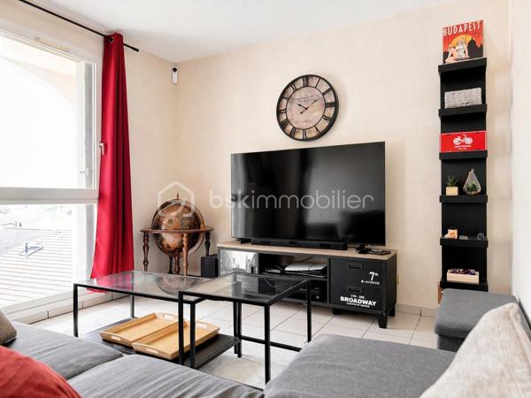 BSK Immobilier vous propose – Appartement T4 en duplex  – Voreppe

Situé sur la commune de Voreppe, cet appartement de type T4 en duplex, au 3ᵉ étage sans ascenseur, développe une surface de 78,46 m² et offre un cadre de vie agréable et fonctionnel, avec une belle exposition plein sud.

Description du bien :

Au rez-de-chaussée :

Hall d’entrée avec placard de rangement
WC indépendant avec lave-mains
Cellier aménagé faisant office de buanderie
Belle pièce de vie lumineuse de 36,45 m² avec cuisine équipée (éléments hauts et bas, plaques de cuisson) et accès à un balcon

À l’étage :

Dressing
Deux chambres avec parquet (10,36 m² et 10,20 m²)
Salle de bains avec baignoire, vasque et WC

Prestations :

Chauffage individuel au gaz (chaudière)
Menuiseries bois
Persiennes PVC
Accès sécurisé avec digicode
Garage en sus 17 000 €

Charges :

Eau froide comprise
Entretien des VMC inclus

Informations complémentaires :

Taxe foncière : 1 498 €

Appartement lumineux et bien agencé, idéal pour une famille ou un couple recherchant confort et tranquillité.