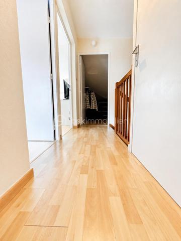 BSK Immobilier vous propose – Appartement T4 en duplex  – Voreppe

Situé sur la commune de Voreppe, cet appartement de type T4 en duplex, au 3ᵉ étage sans ascenseur, développe une surface de 78,46 m² et offre un cadre de vie agréable et fonctionnel, avec une belle exposition plein sud.

Description du bien :

Au rez-de-chaussée :

Hall d’entrée avec placard de rangement
WC indépendant avec lave-mains
Cellier aménagé faisant office de buanderie
Belle pièce de vie lumineuse de 36,45 m² avec cuisine équipée (éléments hauts et bas, plaques de cuisson) et accès à un balcon

À l’étage :

Dressing
Deux chambres avec parquet (10,36 m² et 10,20 m²)
Salle de bains avec baignoire, vasque et WC

Prestations :

Chauffage individuel au gaz (chaudière)
Menuiseries bois
Persiennes PVC
Accès sécurisé avec digicode
Garage en sus 17 000 €

Charges :

Eau froide comprise
Entretien des VMC inclus

Informations complémentaires :

Taxe foncière : 1 498 €

Appartement lumineux et bien agencé, idéal pour une famille ou un couple recherchant confort et tranquillité.