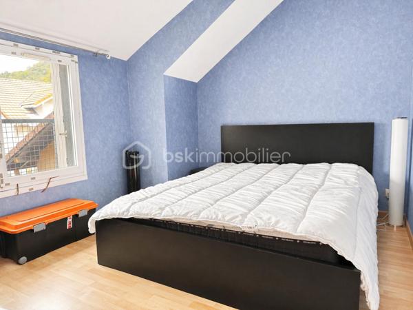 BSK Immobilier vous propose – Appartement T4 en duplex  – Voreppe

Situé sur la commune de Voreppe, cet appartement de type T4 en duplex, au 3ᵉ étage sans ascenseur, développe une surface de 78,46 m² et offre un cadre de vie agréable et fonctionnel, avec une belle exposition plein sud.

Description du bien :

Au rez-de-chaussée :

Hall d’entrée avec placard de rangement
WC indépendant avec lave-mains
Cellier aménagé faisant office de buanderie
Belle pièce de vie lumineuse de 36,45 m² avec cuisine équipée (éléments hauts et bas, plaques de cuisson) et accès à un balcon

À l’étage :

Dressing
Deux chambres avec parquet (10,36 m² et 10,20 m²)
Salle de bains avec baignoire, vasque et WC

Prestations :

Chauffage individuel au gaz (chaudière)
Menuiseries bois
Persiennes PVC
Accès sécurisé avec digicode
Garage en sus 17 000 €

Charges :

Eau froide comprise
Entretien des VMC inclus

Informations complémentaires :

Taxe foncière : 1 498 €

Appartement lumineux et bien agencé, idéal pour une famille ou un couple recherchant confort et tranquillité.