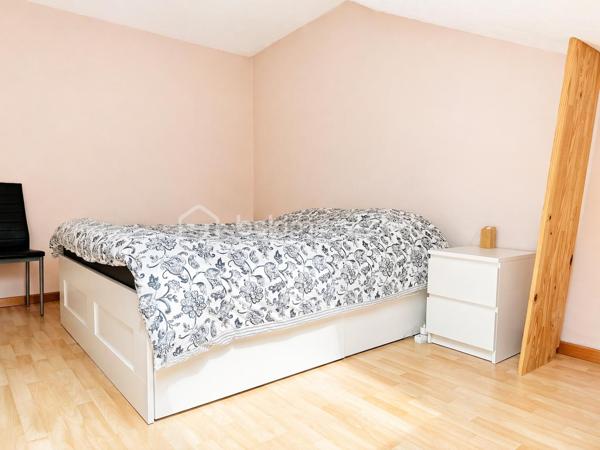 BSK Immobilier vous propose – Appartement T4 en duplex  – Voreppe

Situé sur la commune de Voreppe, cet appartement de type T4 en duplex, au 3ᵉ étage sans ascenseur, développe une surface de 78,46 m² et offre un cadre de vie agréable et fonctionnel, avec une belle exposition plein sud.

Description du bien :

Au rez-de-chaussée :

Hall d’entrée avec placard de rangement
WC indépendant avec lave-mains
Cellier aménagé faisant office de buanderie
Belle pièce de vie lumineuse de 36,45 m² avec cuisine équipée (éléments hauts et bas, plaques de cuisson) et accès à un balcon

À l’étage :

Dressing
Deux chambres avec parquet (10,36 m² et 10,20 m²)
Salle de bains avec baignoire, vasque et WC

Prestations :

Chauffage individuel au gaz (chaudière)
Menuiseries bois
Persiennes PVC
Accès sécurisé avec digicode
Garage en sus 17 000 €

Charges :

Eau froide comprise
Entretien des VMC inclus

Informations complémentaires :

Taxe foncière : 1 498 €

Appartement lumineux et bien agencé, idéal pour une famille ou un couple recherchant confort et tranquillité.