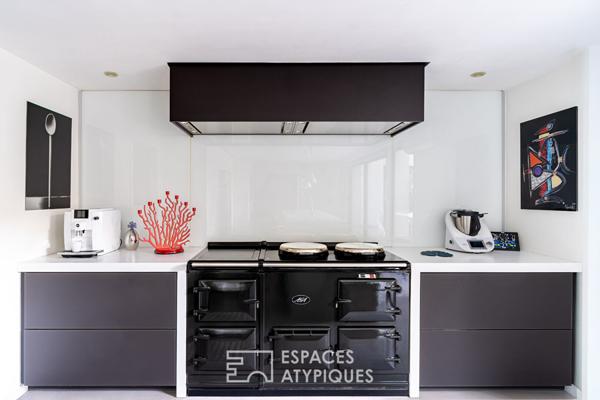 Maison d’architecte aux lignes élégantes avec piscine et jardin