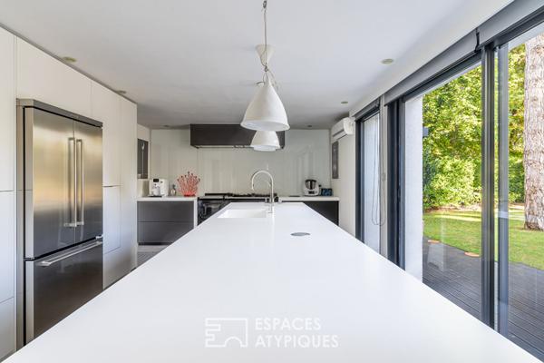 Maison d’architecte aux lignes élégantes avec piscine et jardin