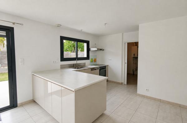 Maison
         4 pièces
        - 90 m² 345 000 € *