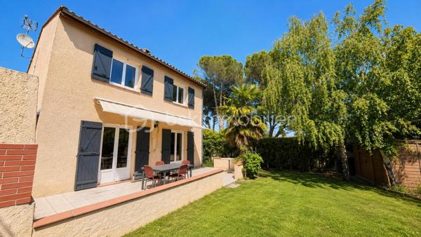Nichée dans un quartier prisé et cherchant son futur propriétaire, cette maison de 1990 est la promesse d’un quotidien paisible et confortable. Idéal pour les familles en quête d’un espace à vivre harmonieux, ce bien se distingue notamment par ses deux terrasses et sa commodité de parking ainsi que son jardin clos. 

Cette maison de 102 m², composée de 4 pièces, offre de beaux volumes. Elle s'étend sur deux niveaux et vous invite à découvrir un agencement intérieur bien pensé, elle offre un vaste potentiel pour une personnalisation selon vos goûts.

Les deux terrasses promettent des moments conviviaux en extérieur. Elle bénéficie de nombreux équipements comme la climatisation réversible et un poêle dans les pièces de vie ainsi qu’une cuisine meublée et équipée . 

À proximité des commodités essentielles - écoles, commerces et transports - ce bien non soumis à copropriété (ni en procédure) garantit sérénité et praticité au quotidien. Pour une visite personnalisée, contactez Evelyne Martin, votre interlocutrice. 

    Certaines photos ont été aménagées virtuellement à l’aide de l’intelligence artificielle afin de faciliter la projection.( piscine et salon ) 

Profitez d'une opportunité unique d'acquérir une maison où chacun pourra réaliser ses rêves.