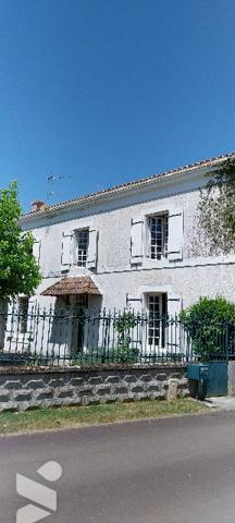 Cette élégante maison des 1930 de 164m²,salon/séjour,4 chambres,un bureau,2 WC,1 cuisine,1garage.