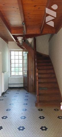 Cette élégante maison des 1930 de 164m²,salon/séjour,4 chambres,un bureau,2 WC,1 cuisine,1garage.