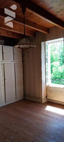 Cette élégante maison des 1930 de 164m²,salon/séjour,4 chambres,un bureau,2 WC,1 cuisine,1garage.