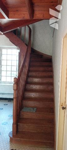 Cette élégante maison des 1930 de 164m²,salon/séjour,4 chambres,un bureau,2 WC,1 cuisine,1garage.