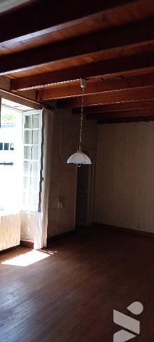 Cette élégante maison des 1930 de 164m²,salon/séjour,4 chambres,un bureau,2 WC,1 cuisine,1garage.