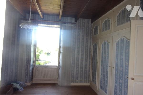 Cette élégante maison des 1930 de 164m²,salon/séjour,4 chambres,un bureau,2 WC,1 cuisine,1garage.