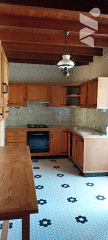 Cette élégante maison des 1930 de 164m²,salon/séjour,4 chambres,un bureau,2 WC,1 cuisine,1garage.