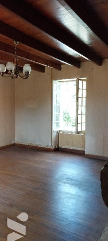 Cette élégante maison des 1930 de 164m²,salon/séjour,4 chambres,un bureau,2 WC,1 cuisine,1garage.