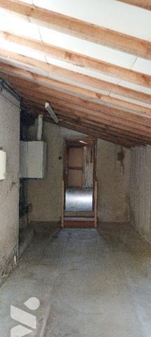Cette élégante maison des 1930 de 164m²,salon/séjour,4 chambres,un bureau,2 WC,1 cuisine,1garage.