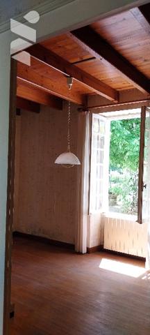 Cette élégante maison des 1930 de 164m²,salon/séjour,4 chambres,un bureau,2 WC,1 cuisine,1garage.