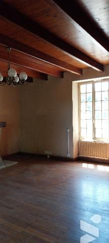 Cette élégante maison des 1930 de 164m²,salon/séjour,4 chambres,un bureau,2 WC,1 cuisine,1garage.