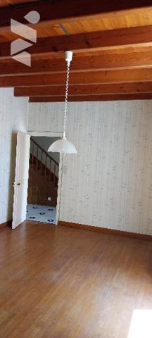 Cette élégante maison des 1930 de 164m²,salon/séjour,4 chambres,un bureau,2 WC,1 cuisine,1garage.
