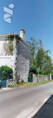 Cette élégante maison des 1930 de 164m²,salon/séjour,4 chambres,un bureau,2 WC,1 cuisine,1garage.