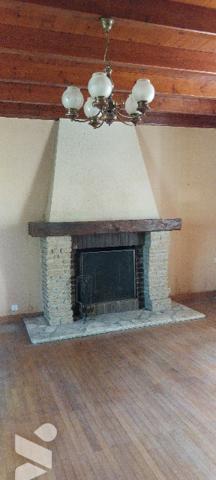 Cette élégante maison des 1930 de 164m²,salon/séjour,4 chambres,un bureau,2 WC,1 cuisine,1garage.