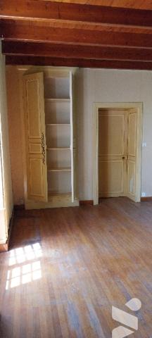Cette élégante maison des 1930 de 164m²,salon/séjour,4 chambres,un bureau,2 WC,1 cuisine,1garage.