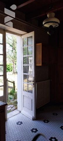 Cette élégante maison des 1930 de 164m²,salon/séjour,4 chambres,un bureau,2 WC,1 cuisine,1garage.