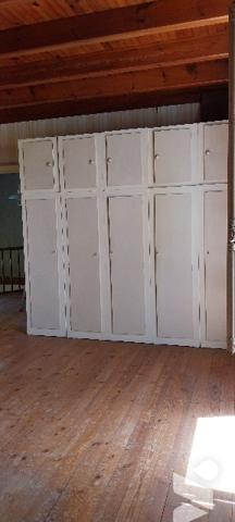 Cette élégante maison des 1930 de 164m²,salon/séjour,4 chambres,un bureau,2 WC,1 cuisine,1garage.