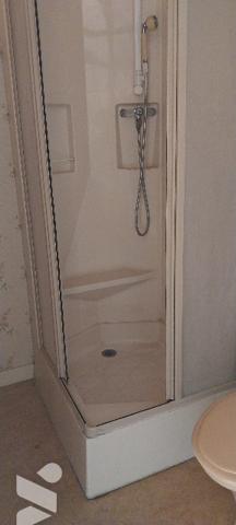 Cette élégante maison des 1930 de 164m²,salon/séjour,4 chambres,un bureau,2 WC,1 cuisine,1garage.