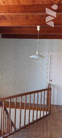 Cette élégante maison des 1930 de 164m²,salon/séjour,4 chambres,un bureau,2 WC,1 cuisine,1garage.