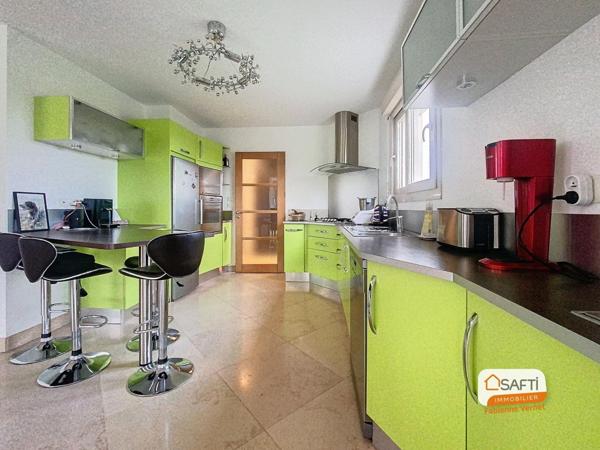 Maison contemporaine sur un terrain de 8186 m2