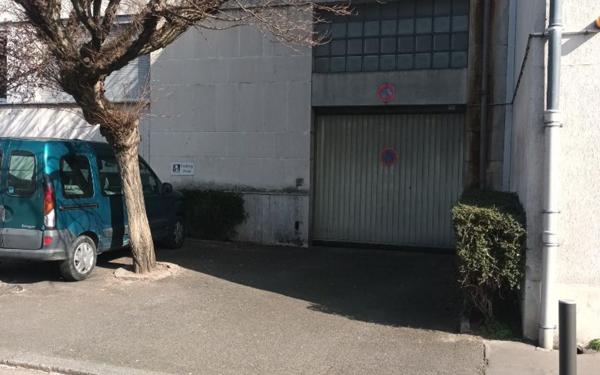 Stationnement à louer    Tours