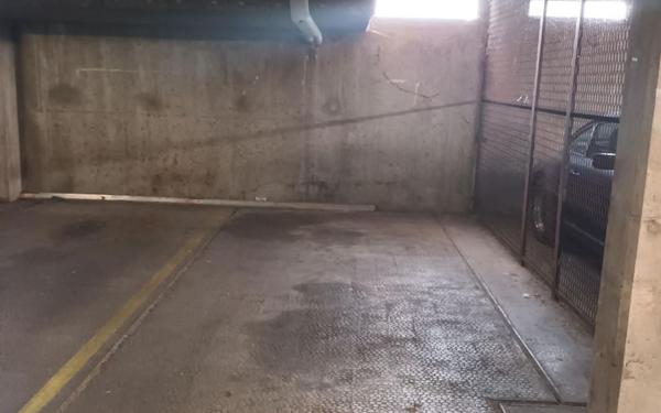 Stationnement à louer    Tours