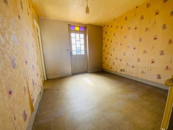 A SAINT ROMAIN LE PUY (42). MAISON individuelle  de  68 M2 A RENOVER  au BORD DU CANAL et VUE SUR LE PRIEURE