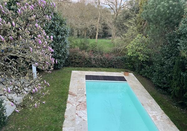 Maison de 215 m² aux prestations soignées rénovée en 2011 avec piscine chauffée entourée de verdure