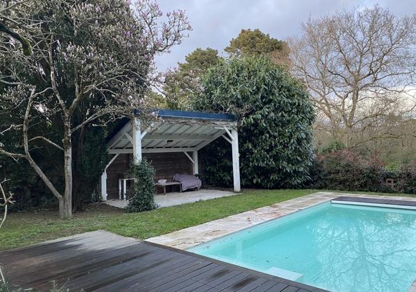 Maison de 215 m² aux prestations soignées rénovée en 2011 avec piscine chauffée entourée de verdure