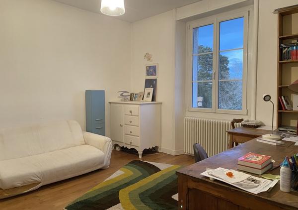 Maison de 215 m² aux prestations soignées rénovée en 2011 avec piscine chauffée entourée de verdure