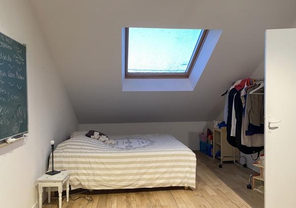 Maison de 215 m² aux prestations soignées rénovée en 2011 avec piscine chauffée entourée de verdure