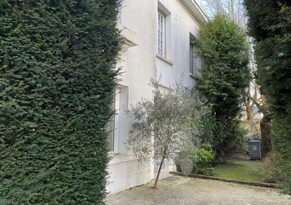 Maison de 215 m² aux prestations soignées rénovée en 2011 avec piscine chauffée entourée de verdure
