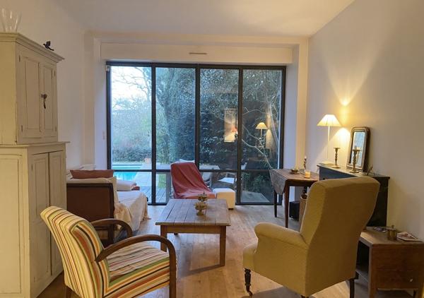Maison de 215 m² aux prestations soignées rénovée en 2011 avec piscine chauffée entourée de verdure
