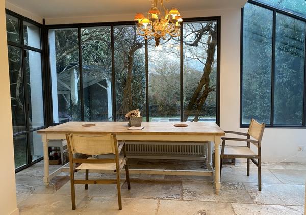 Maison de 215 m² aux prestations soignées rénovée en 2011 avec piscine chauffée entourée de verdure