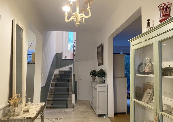 Maison de 215 m² aux prestations soignées rénovée en 2011 avec piscine chauffée entourée de verdure