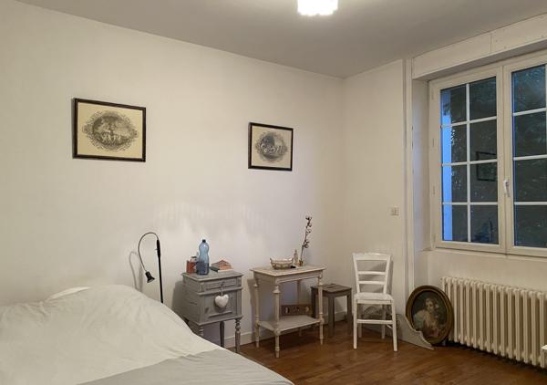 Maison de 215 m² aux prestations soignées rénovée en 2011 avec piscine chauffée entourée de verdure