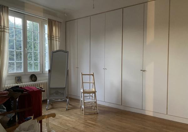 Maison de 215 m² aux prestations soignées rénovée en 2011 avec piscine chauffée entourée de verdure
