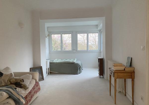 Maison de 215 m² aux prestations soignées rénovée en 2011 avec piscine chauffée entourée de verdure