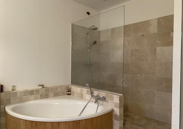 Maison de 215 m² aux prestations soignées rénovée en 2011 avec piscine chauffée entourée de verdure