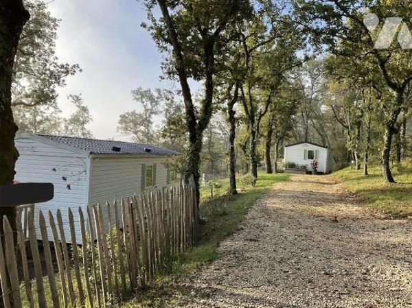 A VENDRE : Complexe d'hébergement touristique : dans un magnifique cadre de verdure, bel ensemb...
