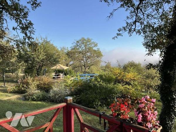 A VENDRE : Complexe d'hébergement touristique : dans un magnifique cadre de verdure, bel ensemb...